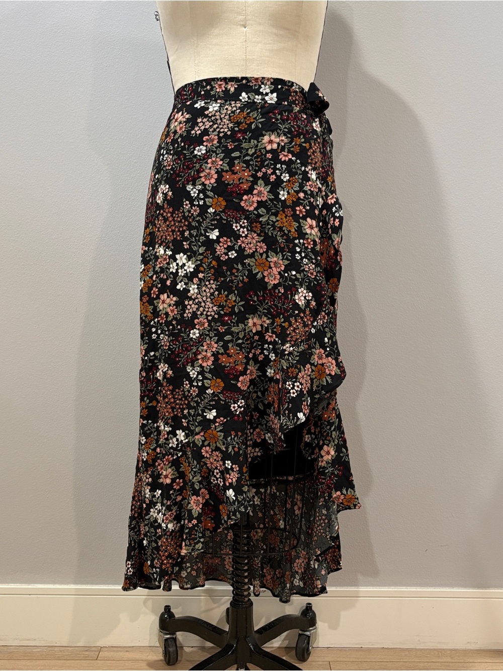 Abercrombie & Fitch Floral Ruffle Wrap Skirt XS Button Closure Tie side - Picture 2 of 13